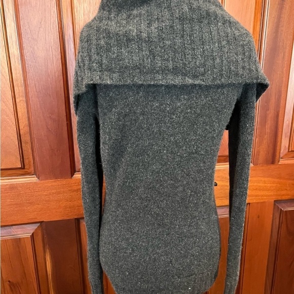 THEORY Riva Women Gray 100% Cashmere Cowl Neck Sweater Size Small Button Accent - Picture 3 of 8